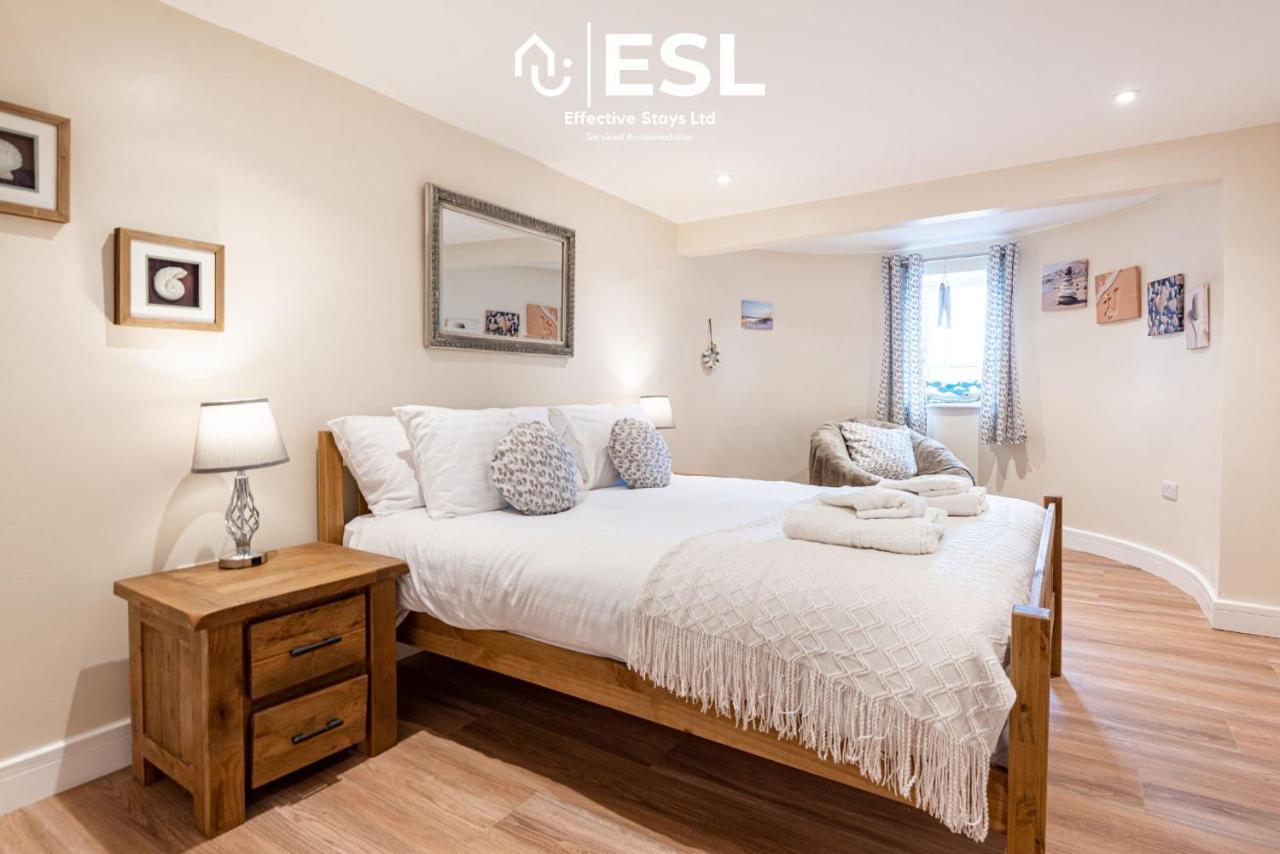 Modern, Sea Themed Ground Floor Flat Near *